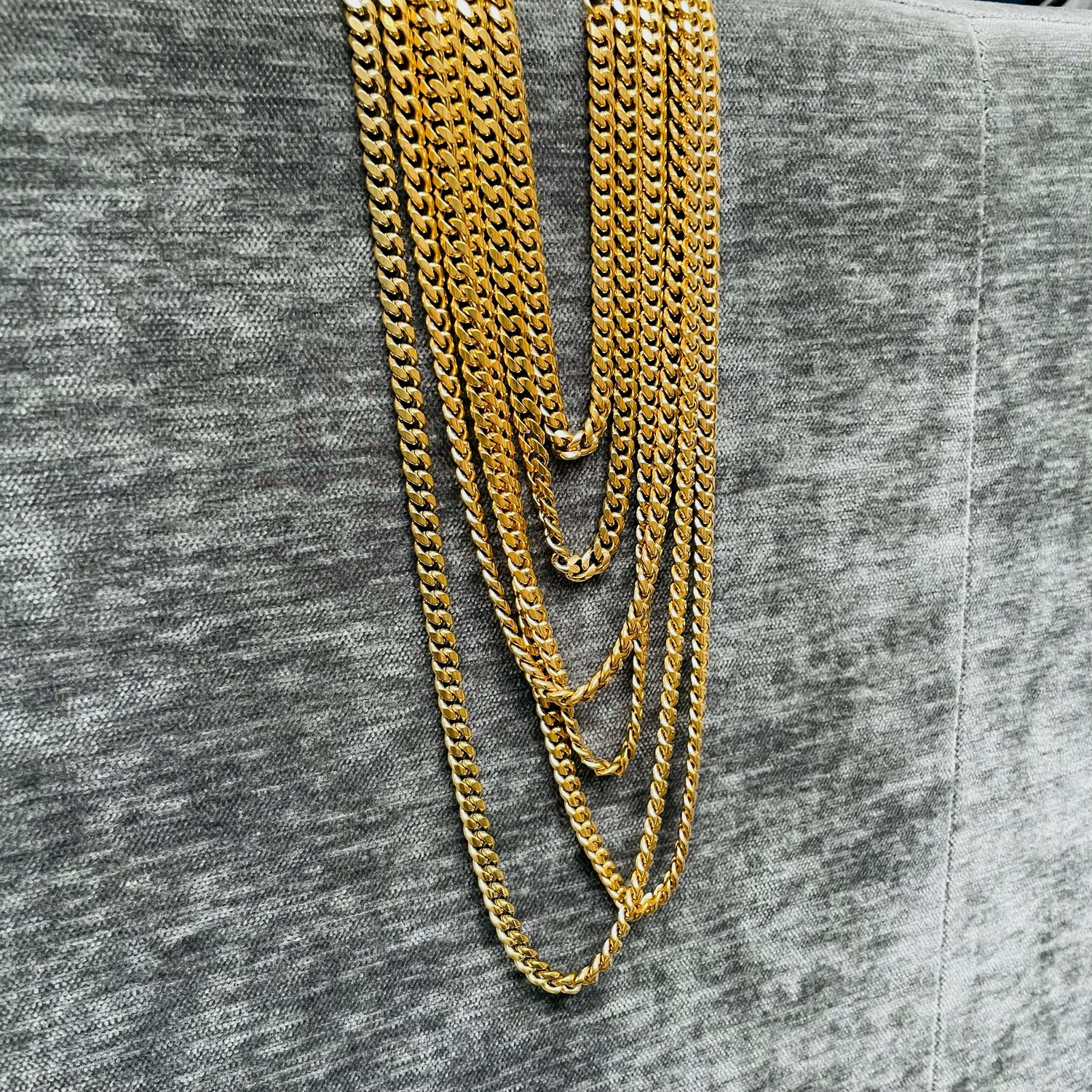 Gold cuban chains hanging in multiple legnths and width options. Many weights available and sold by the gram weight.